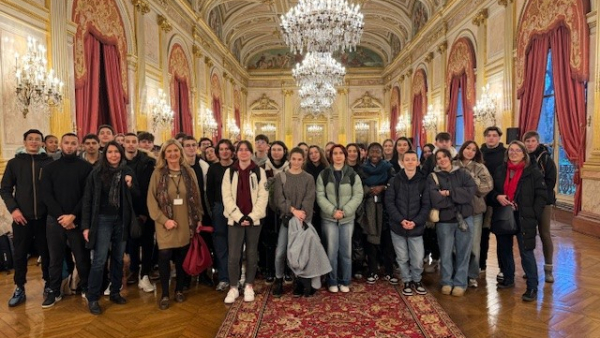 Des élèves et enseignants du lycée Hilaire de Chardonnay découvrent l'Assemblée nationale