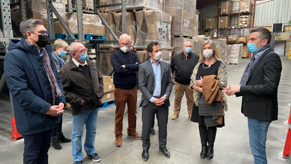 Visite de l'entreprise Somagic à La Genête avec les conseillers régionaux et le maire de la commune