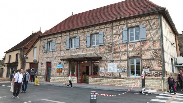La Chapelle-Saint-Sauveur: inauguration de la poste et de la boulangerie