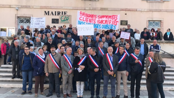 Manifestation contre les fermetures d'agences du Crédit Agricole en Bresse