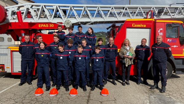 Le mandat du député présenté aux jeunes sapeurs-pompiers de Tournus à la suite de leur visite de l'Assemblée nationale
