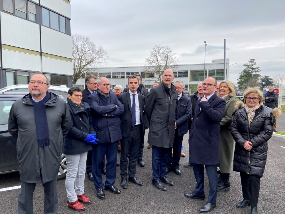 Visite du futur site de l'entreprise ITEN à Fragnes-la-Loyère avec Roland Lescure, ministre de l'Industrie