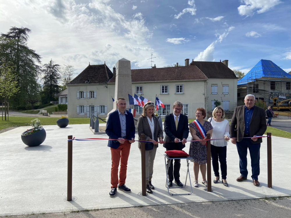 Inauguration des travaux d'aménagement de la place de la Mairie à La Chapelle-Saint-Sauveur