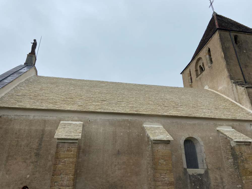 Le toit en laves de l'église de la commune de Champagnat est désormais restauré 