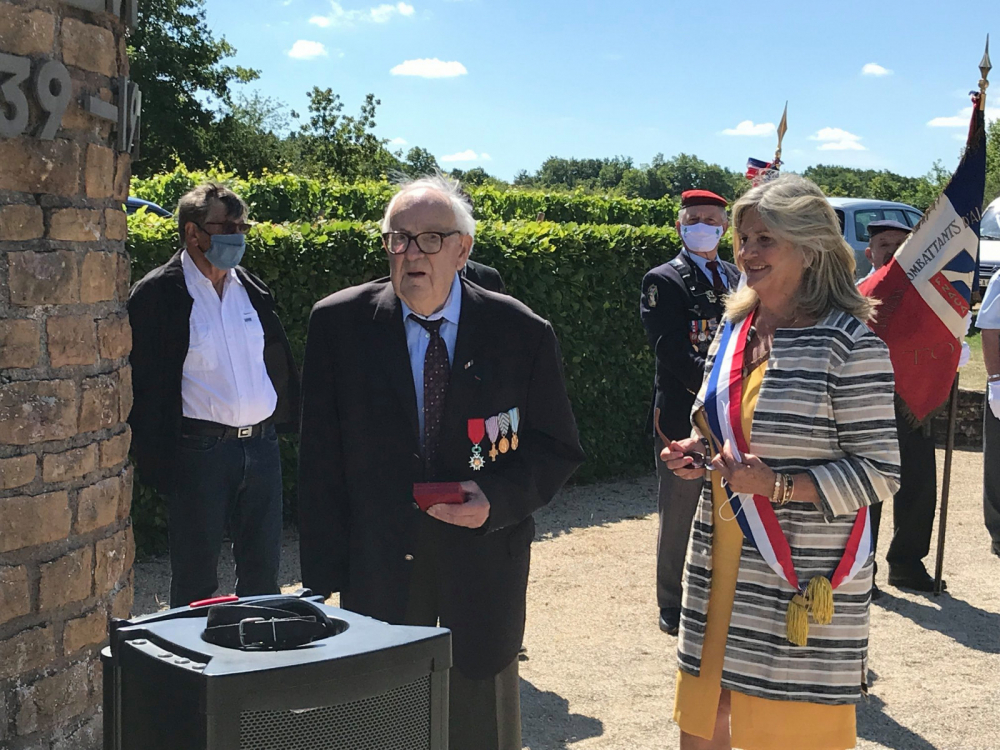 Rémise de la médaille à Georges Duriaud au Mémorial du Col de Brancion